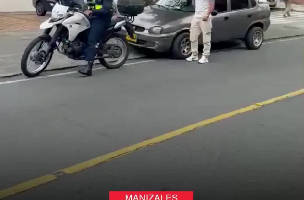 INTOLERANCIA EN MILÁN: HOMBRE SACÓ MACHETE PARA AMENAZAR A UN AGENTE Y CASI ATROPELLA A UN CIUDADANO QUE LOGRABÓ.