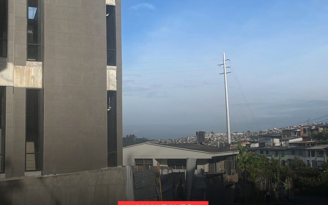 PEATONES Y MASCOTAS EN RIESGO POR LÁMINAS METÁLICAS EXPUESTAS EN OBRA DEL CABLE AÉREO EN FÁTIMA.