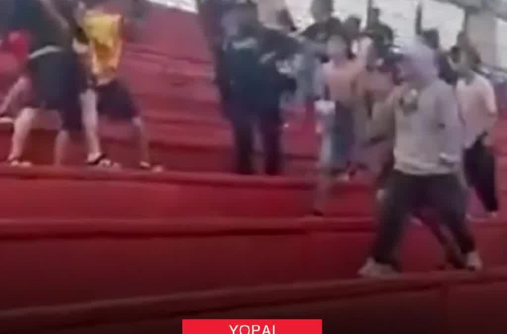 EL MOMENTO EXACTO EN QUE LA VIOLENCIA SE APODERÓ DE LAS TRIBUNAS EN EL CLÁSICO ONCE CALDAS VS PEREIRA.